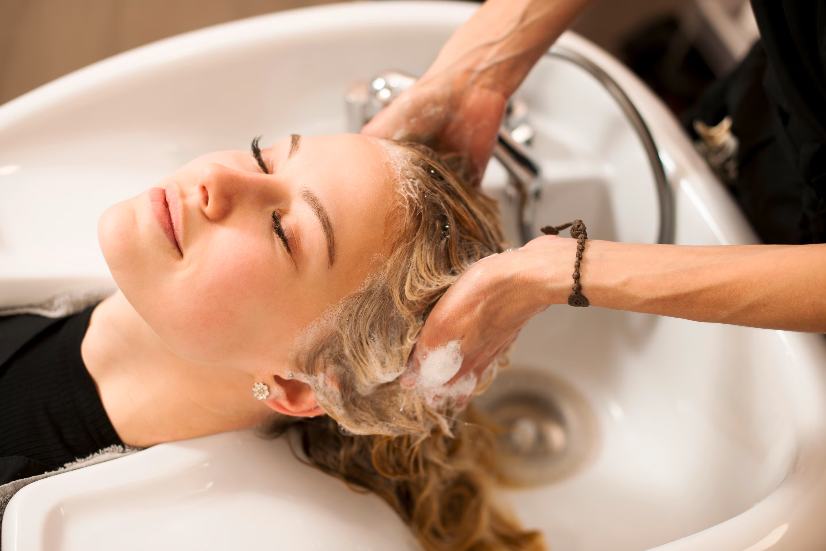 Cover Image for Jenis Rambut dan Perawatan yang Sesuai Untukmu | Beauty Moms